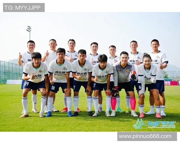 足球明星拼接壁纸图片展现绿茵场上的传奇瞬间与球技魅力的完美结合 足球明星拼接壁纸图片展现绿茵场上的传奇瞬间与球技魅力的完美结合